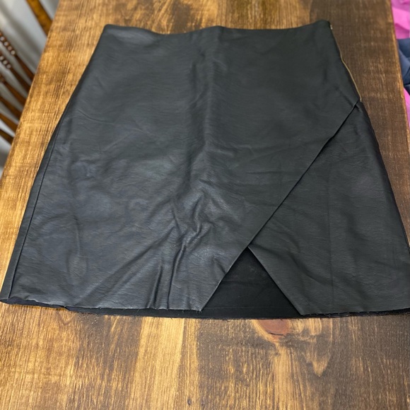 Club Monaco Pleather Skirt Size 4 - Picture 2 of 8